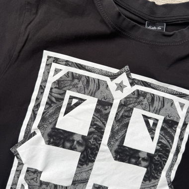 Schwarzes Grafik-T-Shirt