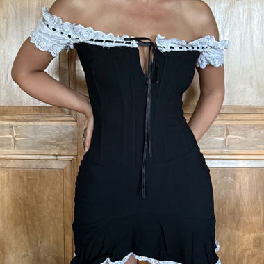 Schwarzes Korsettkleid mit Spitze