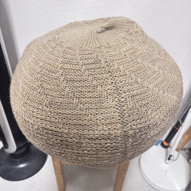 Pouf lavorato a maglia naturale