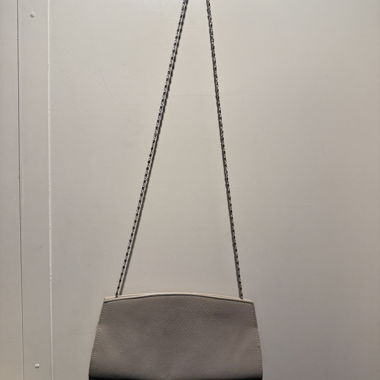 Clutch beige avec bandoulière chaîne