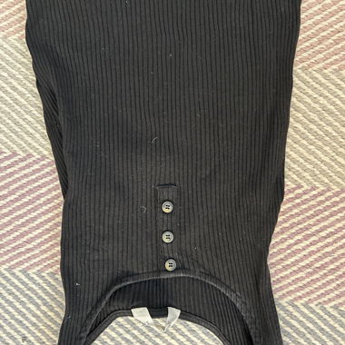 Schwarzes Ripp-Top mit Knopfleiste