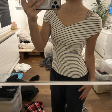 Gestreiftes T-Shirt mit Spitzendetail
