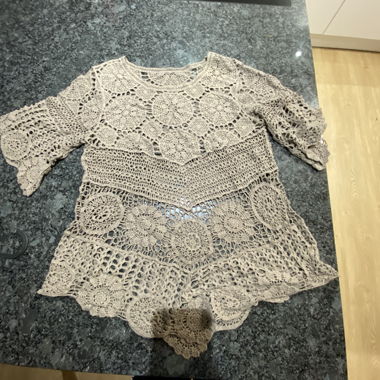 Top in pizzo all'uncinetto beige