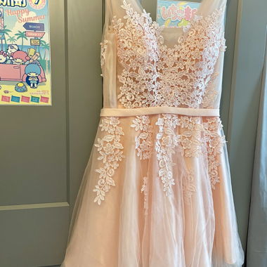 Pfirsichfarbiges Spitzenkleid