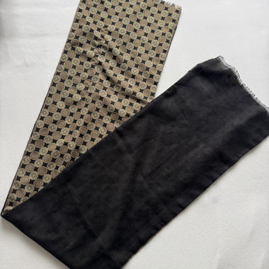 scarf with circle pattern