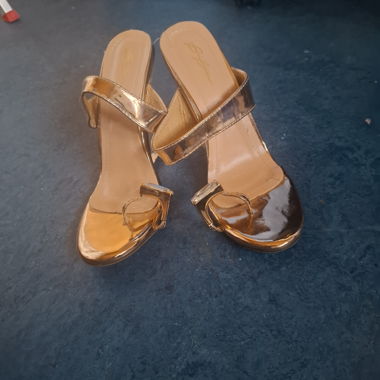 Chaussure a tallon doré rose