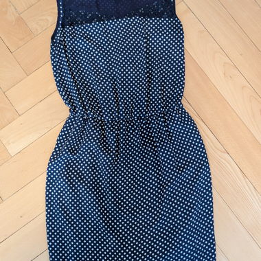 Dunkelblaues Trägerkleid mit Muster