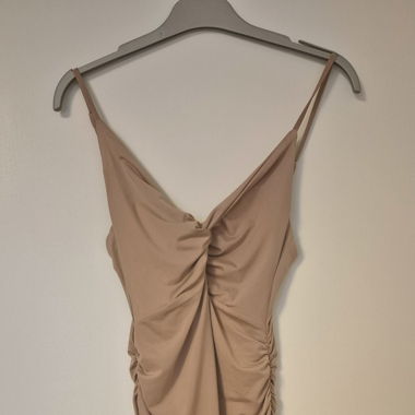 Robe bodycon plissée nude