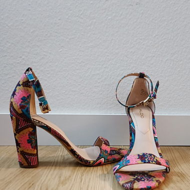 High-Heel mit floralem Muster