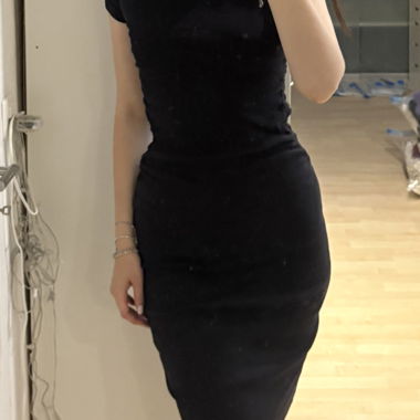 Schwarzes geripptes Kleid