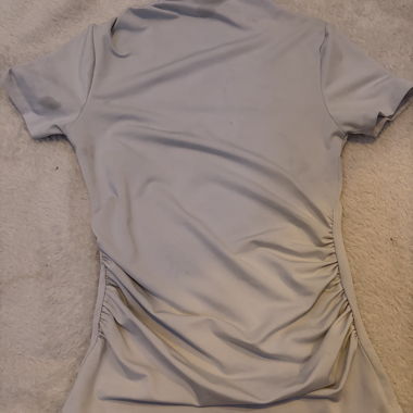 Graues Sportshirt mit Raffungen