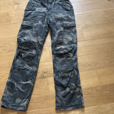 Pantaloni cargo mimetici