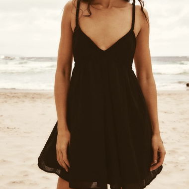 Kurzes schwarzes Kleid mit Trägern