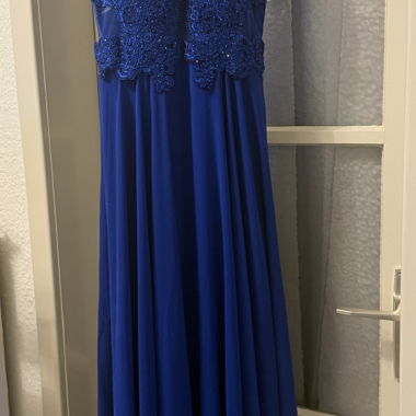 Langer blauer Spitzenrock