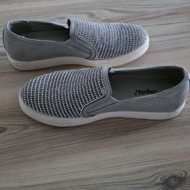 Sneakers slip-on grigie con strass