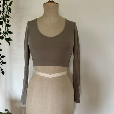 Crop top corto in maglia a coste color taupe – basic con stile