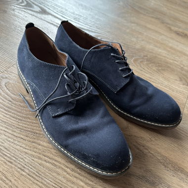 Scarpe blu in camoscio allacciate