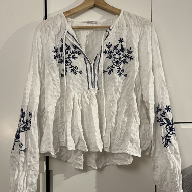 Weisse Bluse mit blauer Stickerei, 