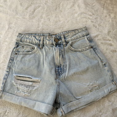 Jeans-Shorts mit Rissen