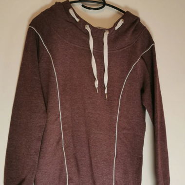 weinroter Kapuzenpullover