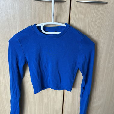 Top corto blu a maniche lunghe