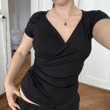 Niedliches schwarzes Y2K-Top