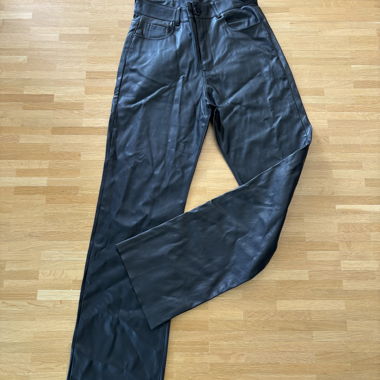 Schwarze Lederhose