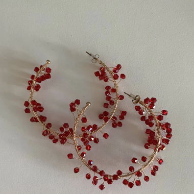 Orecchini a cerchio con pietre rosse