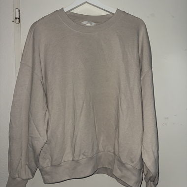 H&M beige sweatshirt