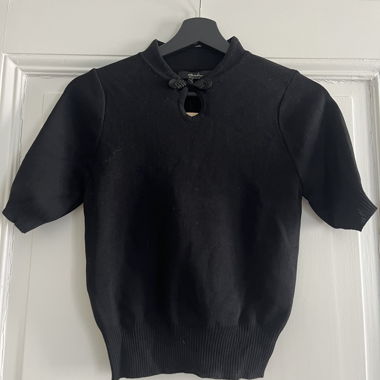 Top in maglia nero a maniche corte
