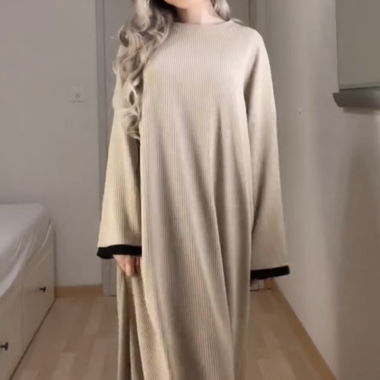 Beige Strick-Abaya – Minimalistisch & Elegant