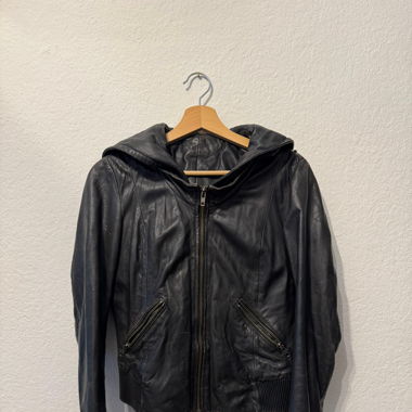 Lederjacke mit Kapuze