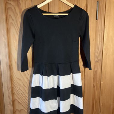 Schwarzes und weisses VILA Kleid