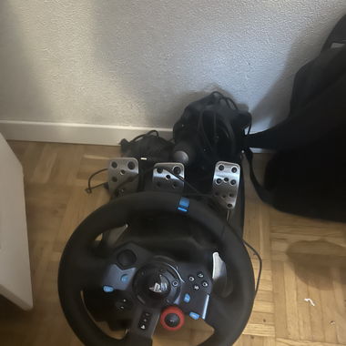 Lenkrad, Pedalen und Schaltknuepel fuer simracing