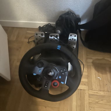 Lenkrad, Pedalen und Schaltknuepel fuer simracing
