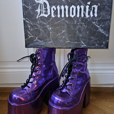 Stivaletti platform Demonia olografici viola
