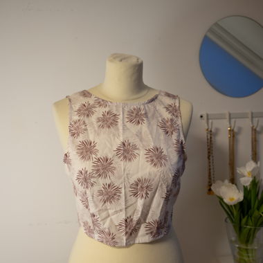 Sleeveless patterned crop top