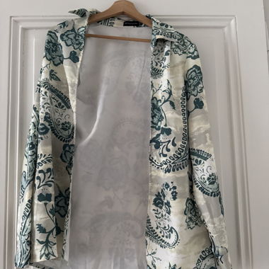 Blazer floreale crema con pantaloni