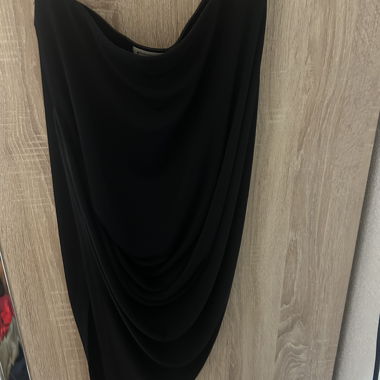Abito nero drappeggiato con sottili spalline SODA