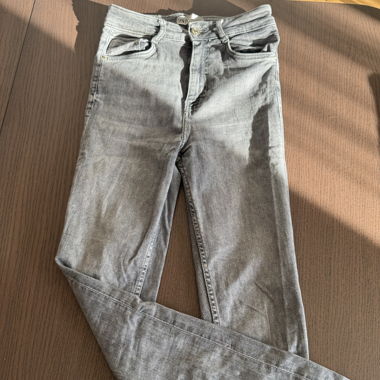 graue Skinny Jeans
