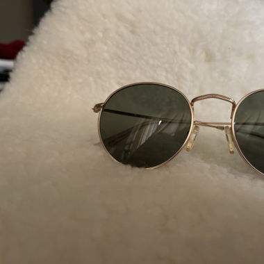 Gold sonnenbrille mit grünen gläser