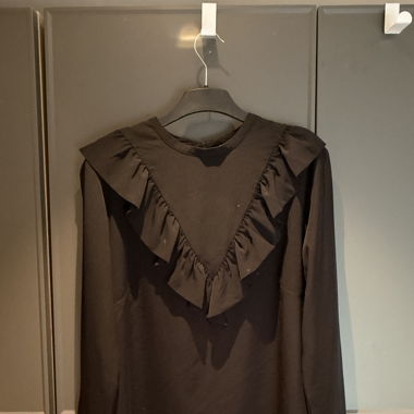 Blouse noire avec volants - chic et confortable
