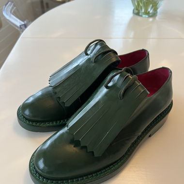 Loafer in pelle verde Marni con frange