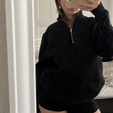 schwarzer Zip Hoodie