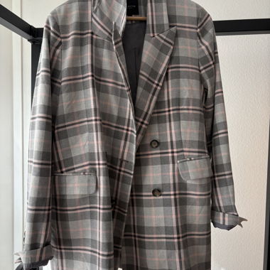 Blazer à carreaux gris et rose