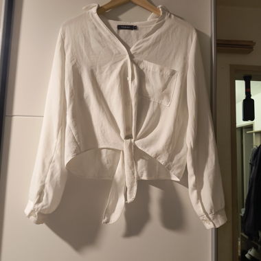Weisse Bluse mit Frontbindung