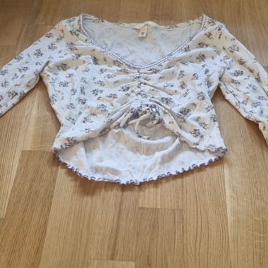Geblümtes Langarm-Crop-Top