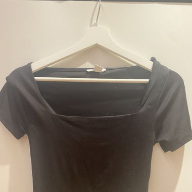Top, schwarz, eng