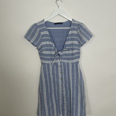 Gestreidetes Wickel-Minikleid