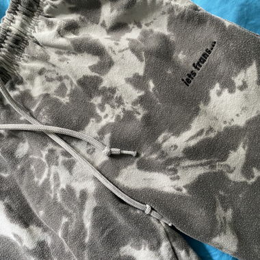 Pantalon de jogging tie-dye, un peu français